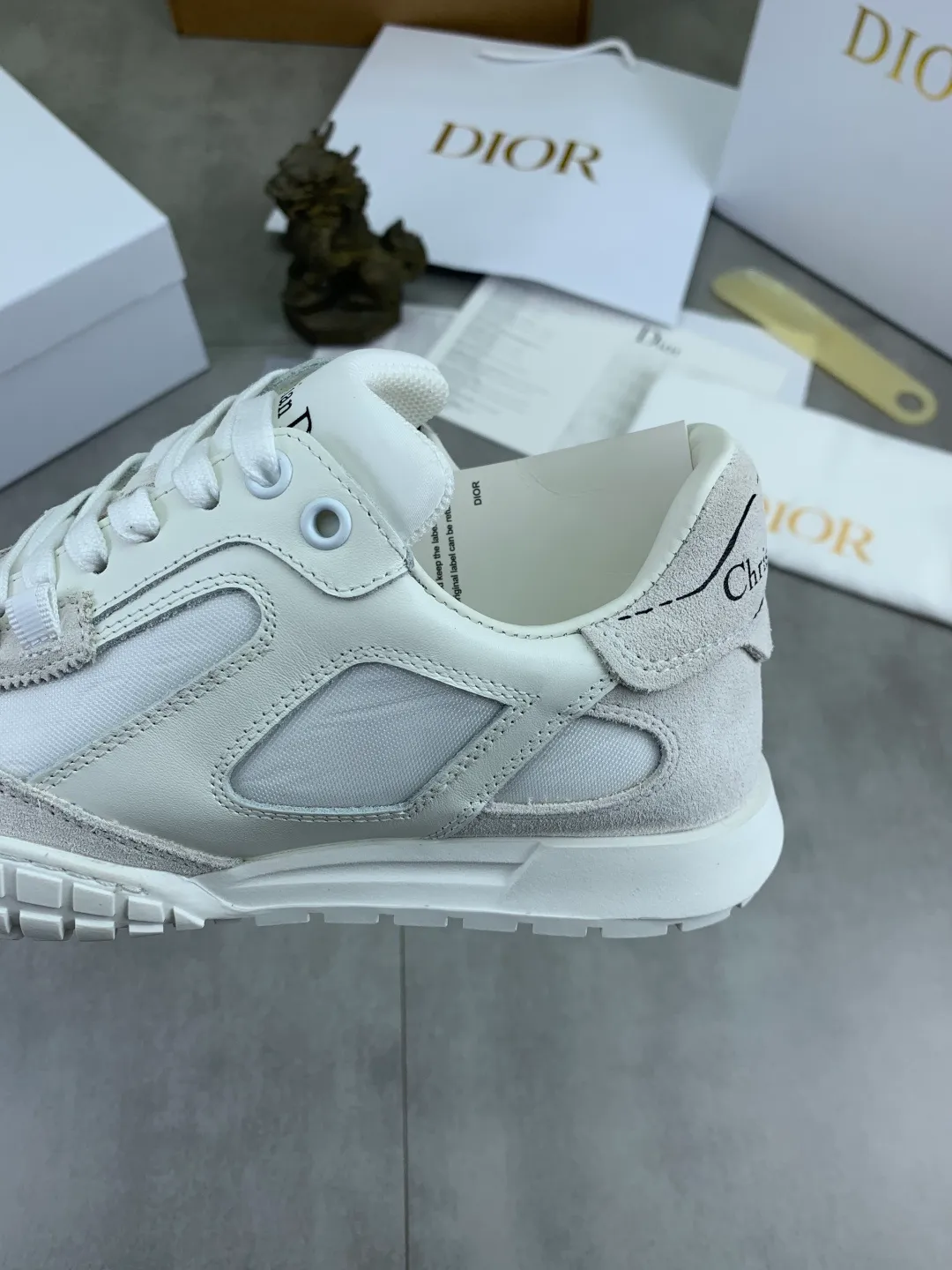 Men's men's shoes P560 new Dior Tech sneakers 2026 early spring series new products, with fashionable details, highlighting retro aesthetics. The light beige anti-suede cow leather upper is spliced ​​with apricot transparent mesh fabric on the side. The upper window edge is adhered with high-frequency flat ironing and back-pressure. It replicates the original craftsmanship, making it beautiful and comfortable without falling off. The interior is made of sheep lining of the same color and is soft and comfortable. The heel and tongue are embellished with the Paris logo. The textured TPU soles with the same color logo. The high-end version is exquisitely packaged with an airplane box, adding to the high-end style. Color: 4️⃣colors available Size: Female 35-41 Male 39-46